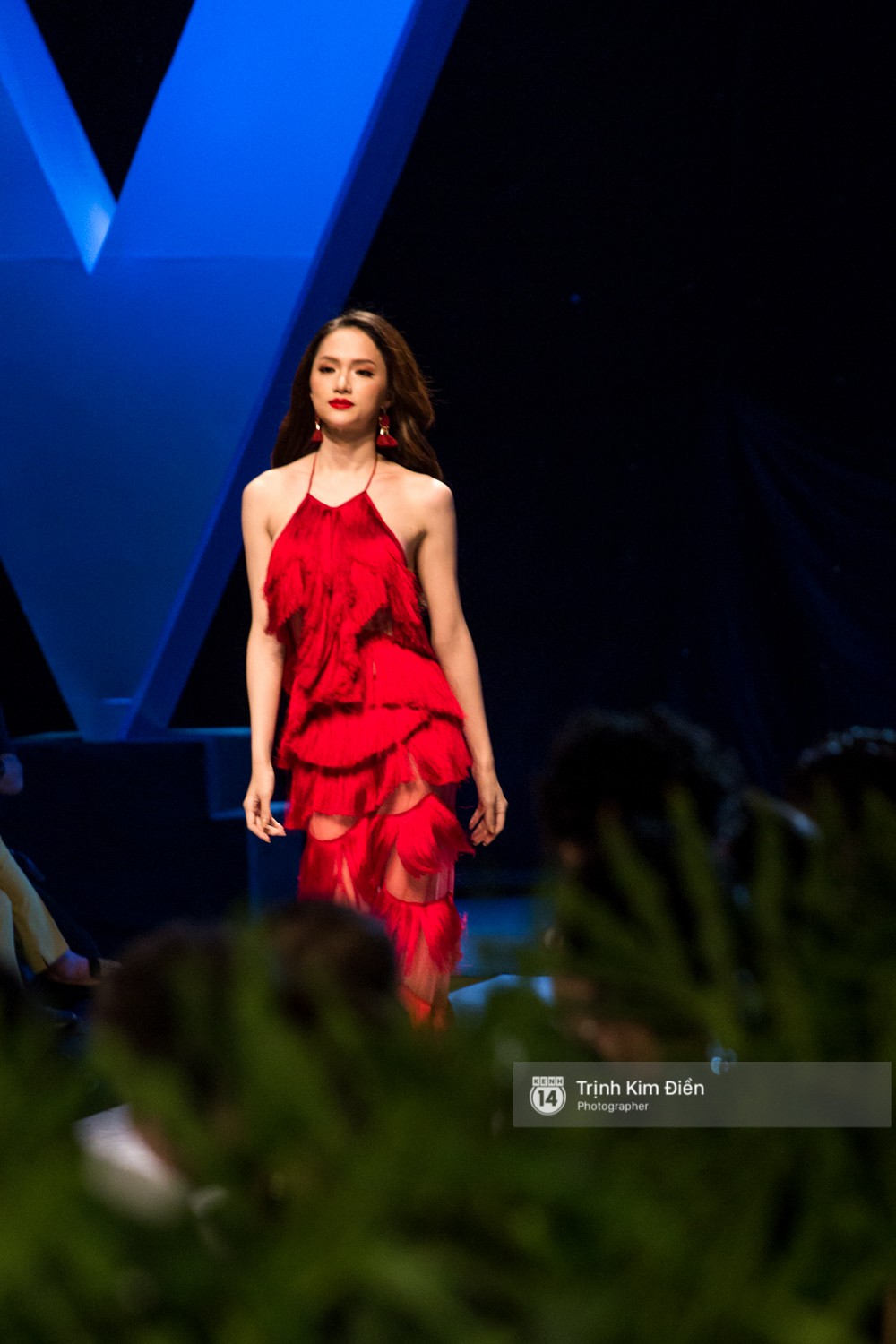 Đi guốc cà kheo điệu nghệ, Hương Giang lần đầu làm vedette quá ấn tượng trên sân khấu VIFW